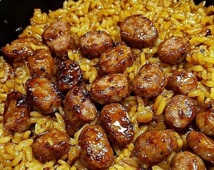 One-Pan süßer und würziger BBQ-Wurstreis